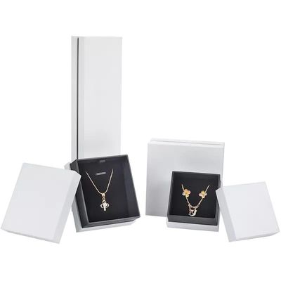 Pequeña caja de regalo vacía de collar y aretes blancos para presentación de joyería