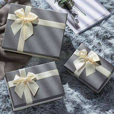 Caja de regalo de papel rígida modificada para requisitos particulares de tres tamaños con el arco para la familia del amigo del cónyuge