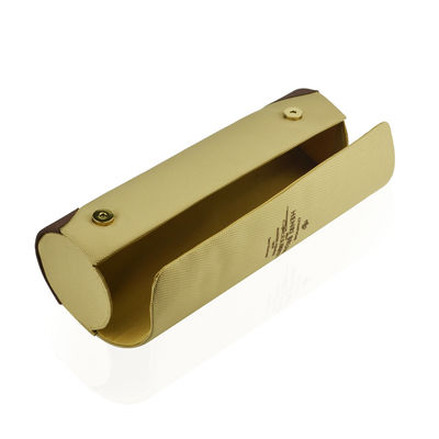 La voluta beige forma los botones magnéticos de Champagne Gift Box With Two