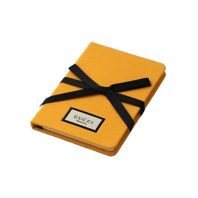 La línea 144 gobernó amarillo del cuaderno del Hardcover de las páginas con el cierre del arco de la cinta