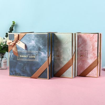 Tres colores ajustan la caja rígida del hombro que empaqueta para el regalo de la sorpresa