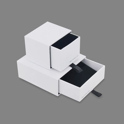 Joyero blanco de empaquetado del anillo con la guarnición gris/negra del terciopelo de los cajones
