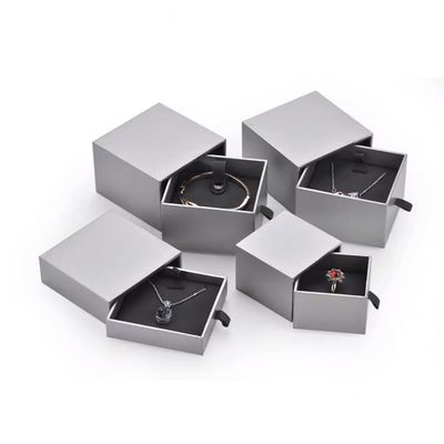 Pequeñas cajas de regalo cuadradas grises de la joyería de la cartulina para la pulsera pendiente de los collares