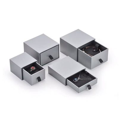 Pequeñas cajas de regalo cuadradas grises de la joyería de la cartulina para la pulsera pendiente de los collares