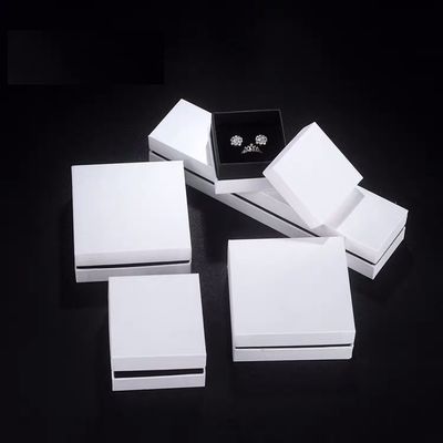 Pequeña caja de regalo vacía de collar y aretes blancos para presentación de joyería
