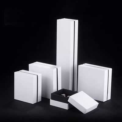 Pequeña caja de regalo vacía de collar y aretes blancos para presentación de joyería