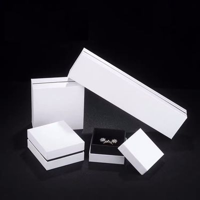 Pequeña caja de regalo vacía de collar y aretes blancos para presentación de joyería