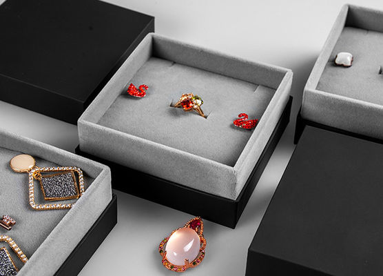 Cajas de empaquetado de Grey Velvet Lined Cardboard Jewelry con Logo Printing adaptable