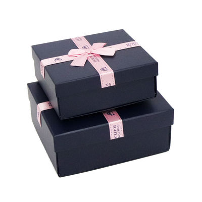 Caja de regalo de papel rígida plegable de los azules marinos los 24*20*10cm con la decoración de la cinta
