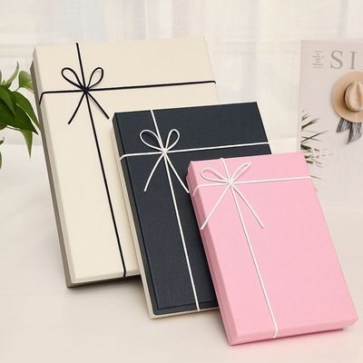 El múltiplo colorea la caja de regalo de papel rígida