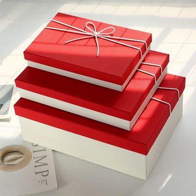 El múltiplo colorea la caja de regalo de papel rígida