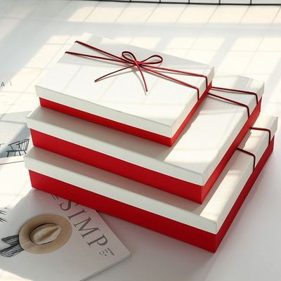 El múltiplo colorea la caja de regalo de papel rígida