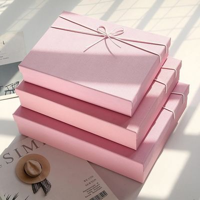 El múltiplo colorea la caja de regalo de papel rígida