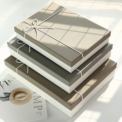 El múltiplo colorea la caja de regalo de papel rígida