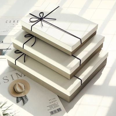 El múltiplo colorea la caja de regalo de papel rígida