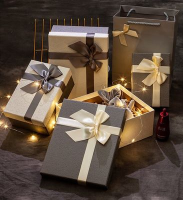 Caja de regalo de papel rígida modificada para requisitos particulares de tres tamaños con el arco para la familia del amigo del cónyuge