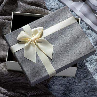 Caja de regalo de papel rígida modificada para requisitos particulares de tres tamaños con el arco para la familia del amigo del cónyuge