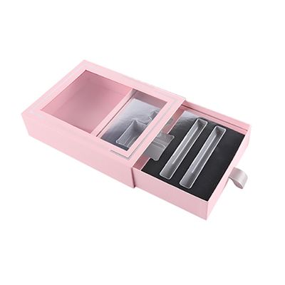 CMYK colorean las cajas de regalo claras del perfume de la ventana que resbalan el cajón con el tirador del satén