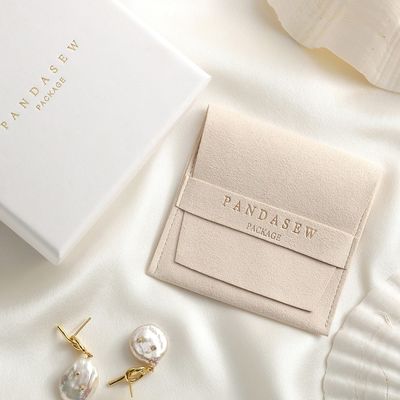 Diapositiva de empaquetado de la caja de la pequeña joyería elegante de la cartulina abierta con el tirador del satén