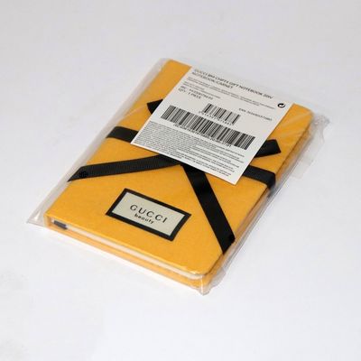La línea 144 gobernó amarillo del cuaderno del Hardcover de las páginas con el cierre del arco de la cinta